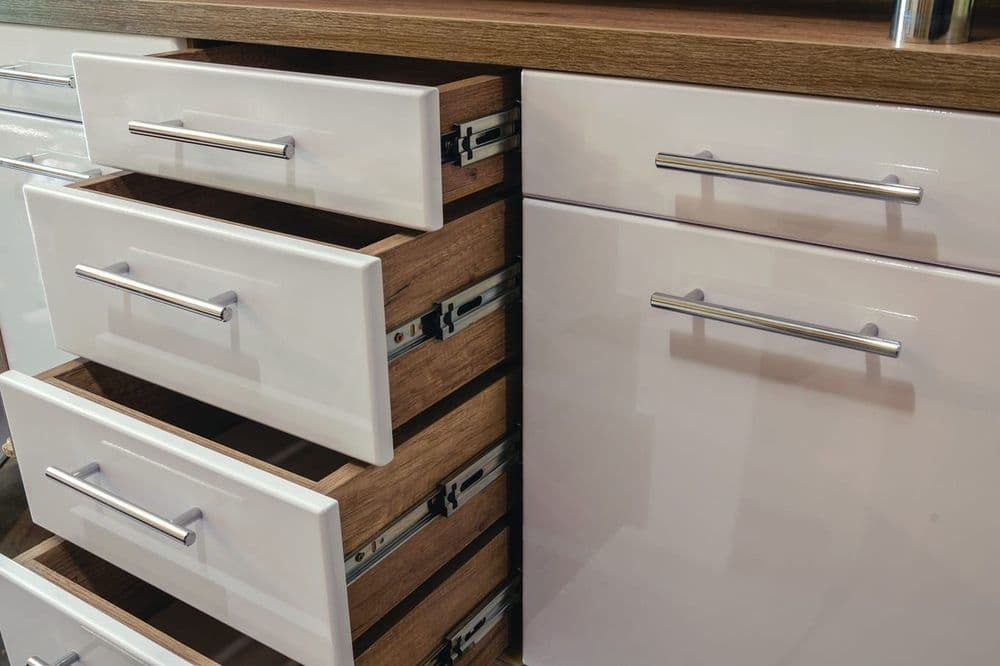 Innowacyjne systemy szuflad w ofercie mebloart: funkcjonalność i design